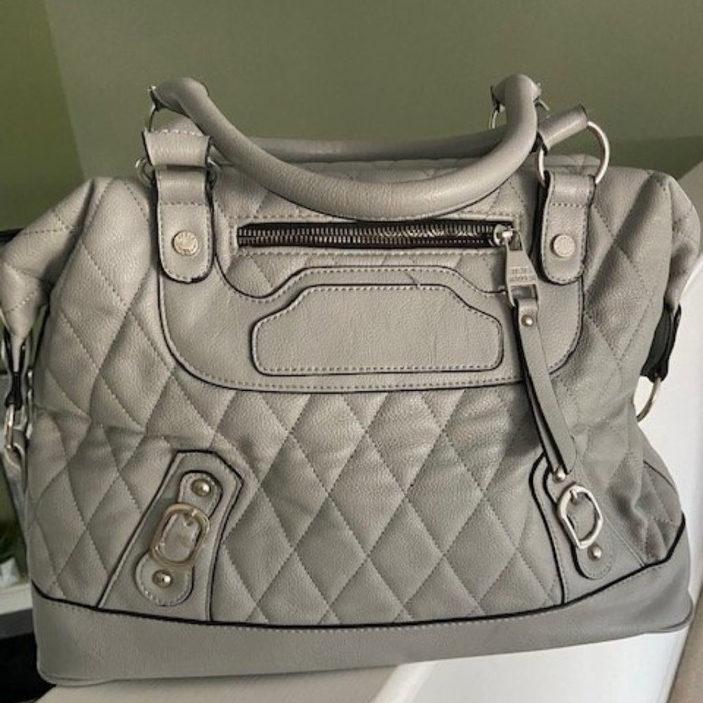 Steve Madden Colour Gray large handbag with strap. Pre Owned.
